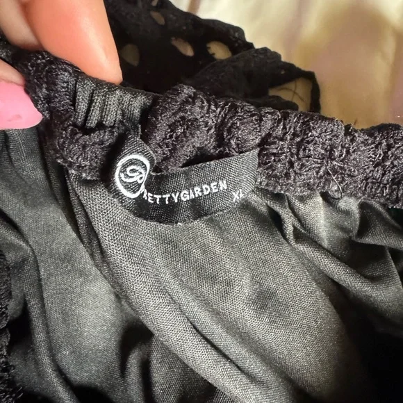 Elegant Black Off-Shoulder floral lace Dress - Picture 3 of 6